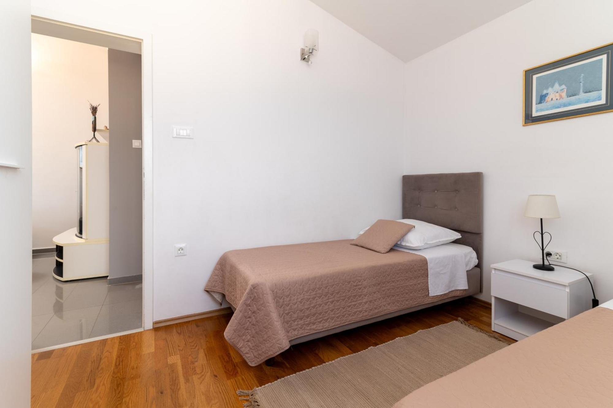 Apartments With A Parking Space Slatine, Ciovo - 5158 Trogir Room photo